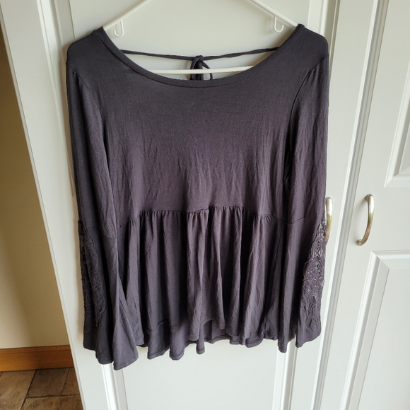 2 American Eagle Medium soft and sexy shirts - Picture 4 of 8